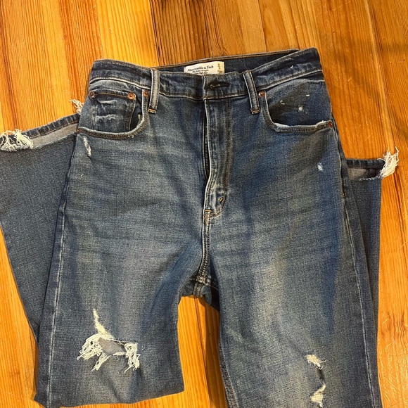 Abercrombie Curve Love Ultra High Ankle Straight jean - Picture 2 of 3